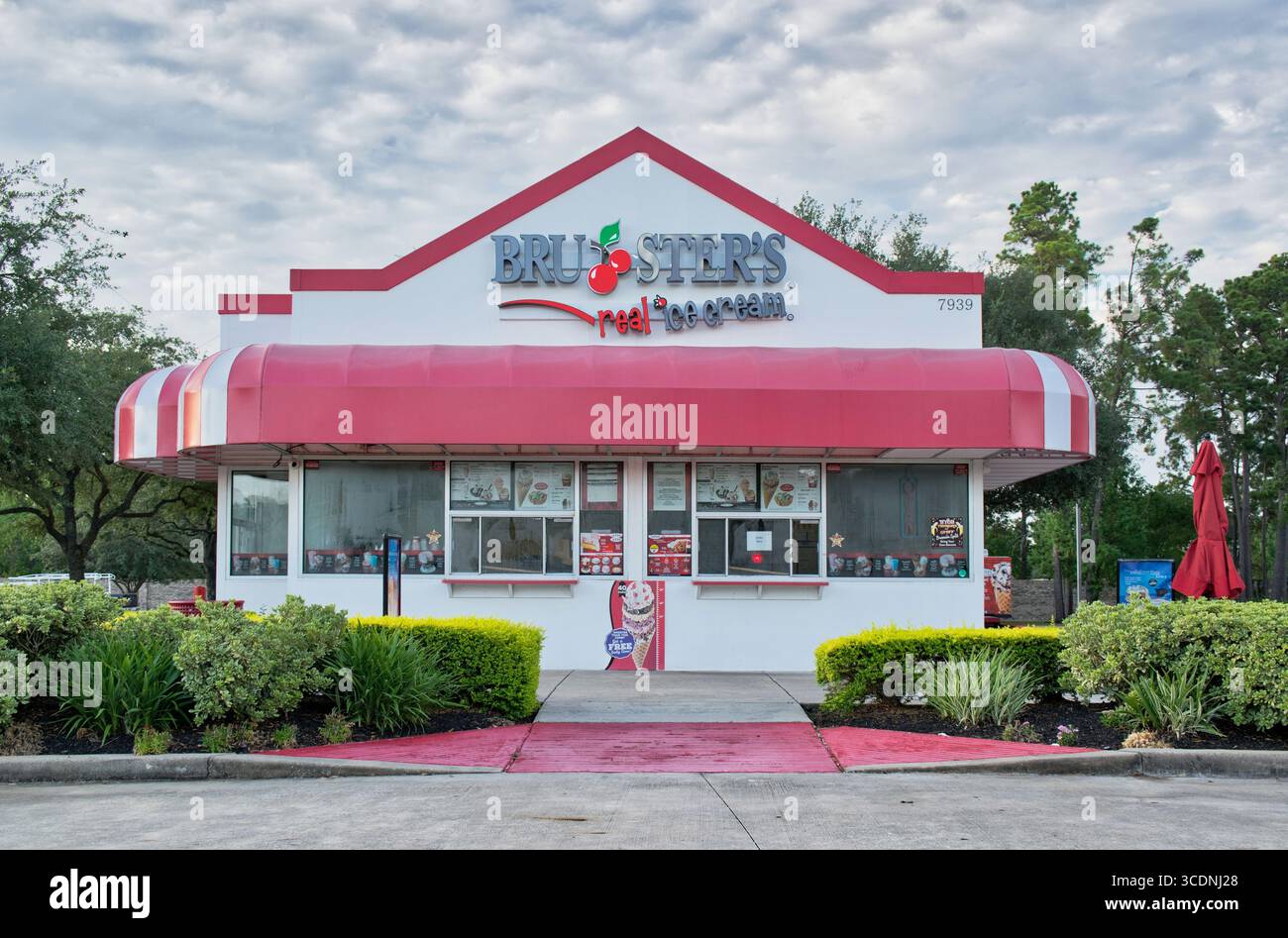 Houston, Texas USA 07-20-2025: Negozio di gelateria Brusters Real, all'esterno del negozio. Foto Stock