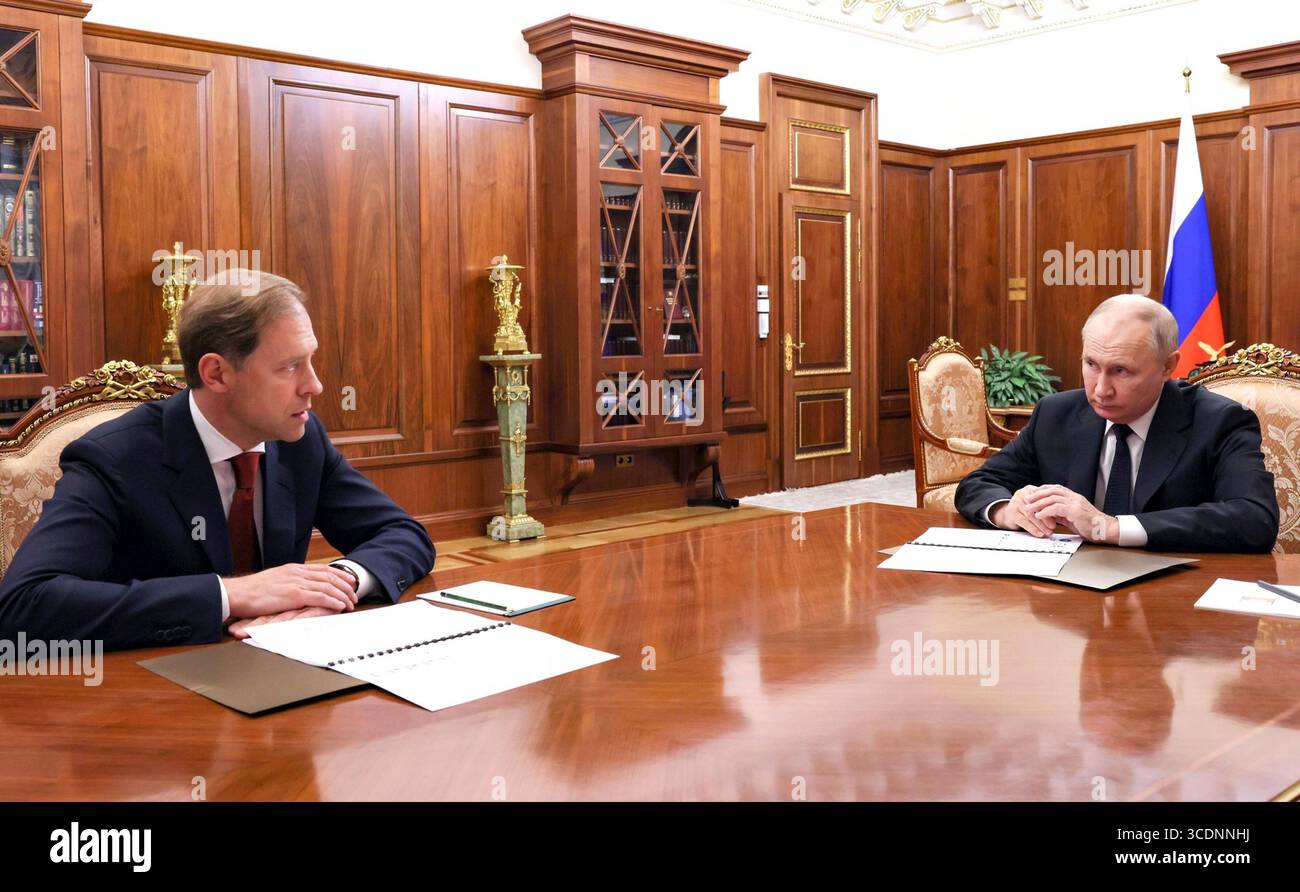 24 ottobre 2023, Mosca, Oblast' di Mosca, Russia: Il presidente russo Vladimir Putin, a destra, ascolta il ministro dell'industria e del commercio Denis Manturov, a sinistra, durante una riunione di lavoro al Cremlino, il 24 ottobre 2023 a Mosca, Russia. (Immagine di credito: © Gavriil Grigorov/Cremlino Pool/Planet Pix tramite ZUMA Press Wire) Foto Stock