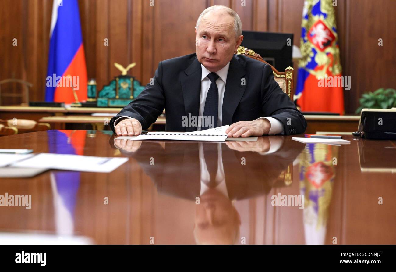 24 ottobre 2023, Mosca, Oblast' di Mosca, Russia: Il presidente russo Vladimir Putin ascolta il ministro dell'industria e del commercio Denis Manturov durante un incontro di lavoro al Cremlino, il 24 ottobre 2023 a Mosca, Russia. (Immagine di credito: © Gavriil Grigorov/Cremlino Pool/Planet Pix tramite ZUMA Press Wire) Foto Stock