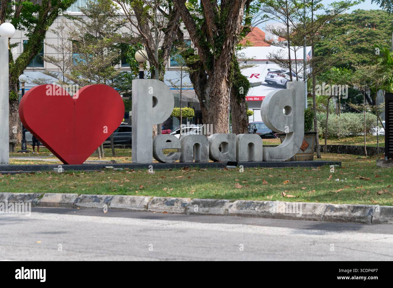 Scultura "i Love Penang" su un'isola trafficata a George Town, capitale di Penang in Malesia. George Town era un importante stretto di Malacc Foto Stock