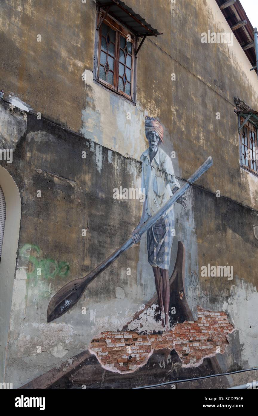 Un murale di «Indian Boatman» dell’artista russa Julia Volchkova, all’angolo tra Lorong Stewart e Klang Street a George Town, una città di Penang Foto Stock