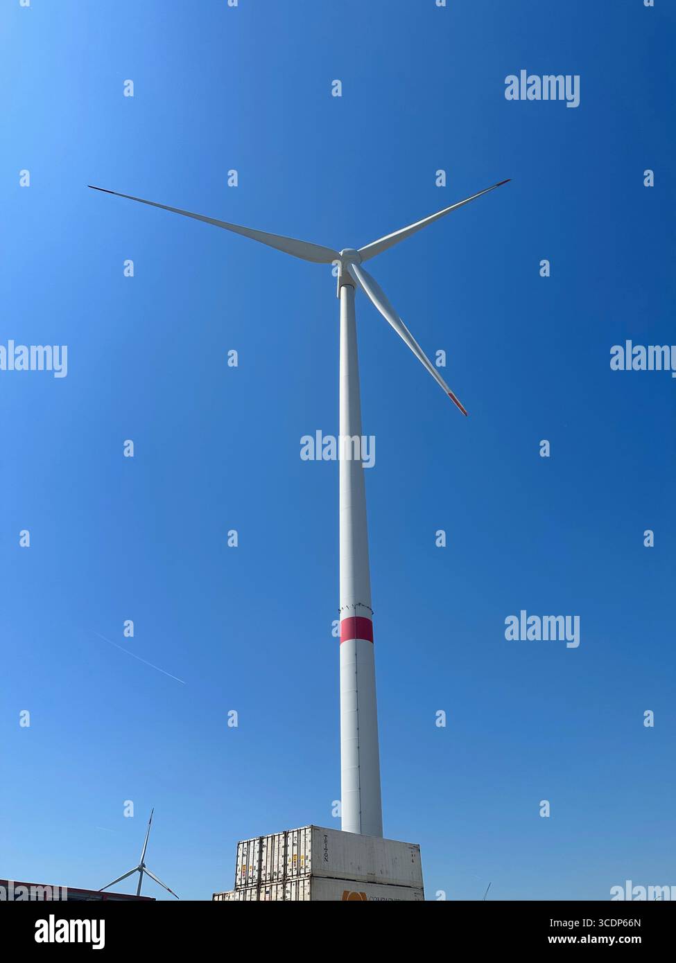 Turbina eolica contro il cielo blu chiaro - Immagine stock catturata con smartphone