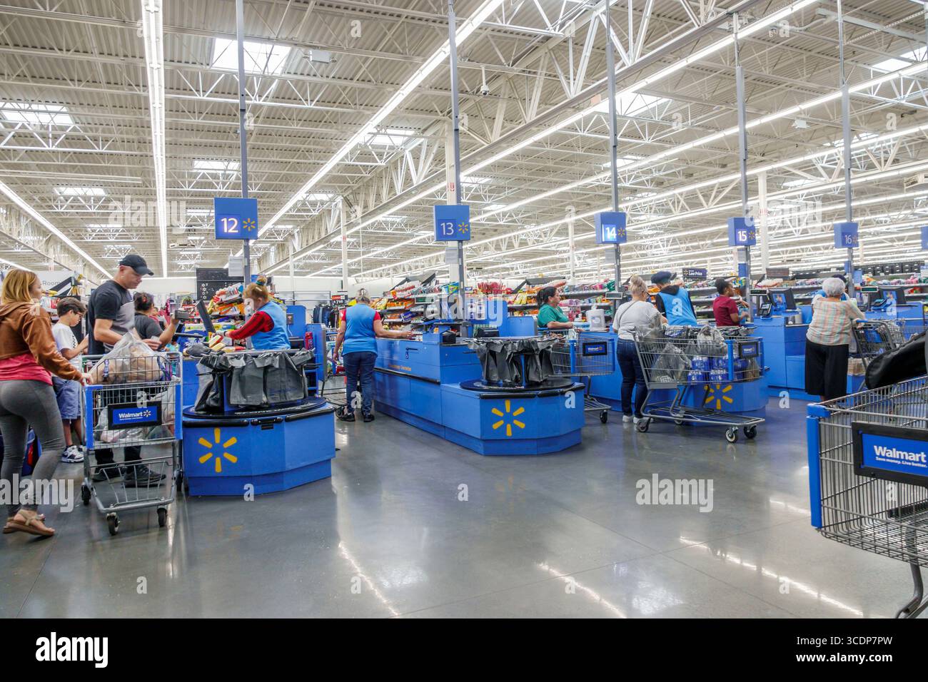Miami, Florida, NW 79th Street, grande magazzino Walmart con grandi magazzini, interni interni, code per il checkout, cassieri clienti che acquistano Foto Stock