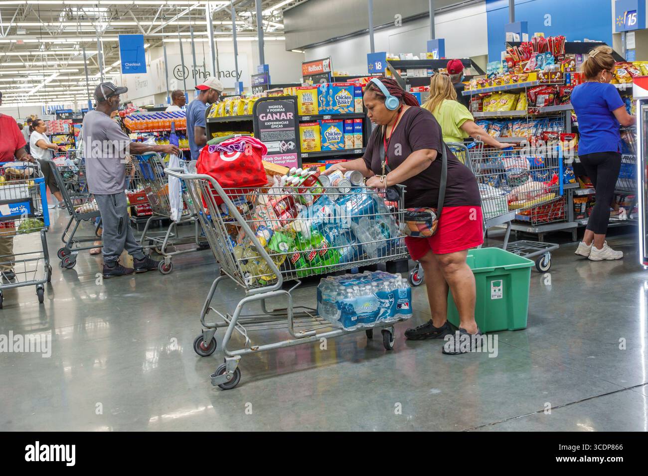 Miami, Florida, NW 79th Street, grandi magazzini Walmart con sconti, interni interni, coda di attesa al check-out, carrelli, servizio a pagamento Foto Stock