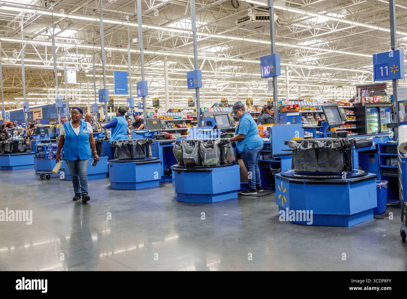 Miami Florida, NW 79th Street, Walmart Big-Box, grandi magazzini, negozi scontati, code alla cassa all'interno, dipendenti delle cassiere nere africane, salve Foto Stock