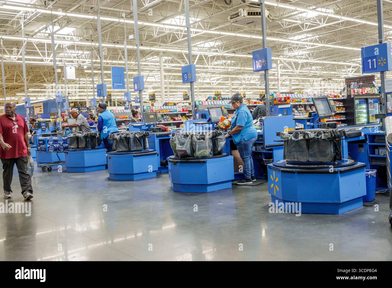 Miami Florida, NW 79th Street, Walmart Big-Box, grandi magazzini, negozi scontati, code alla cassa all'interno, dipendenti delle cassiere nere africane, salve Foto Stock