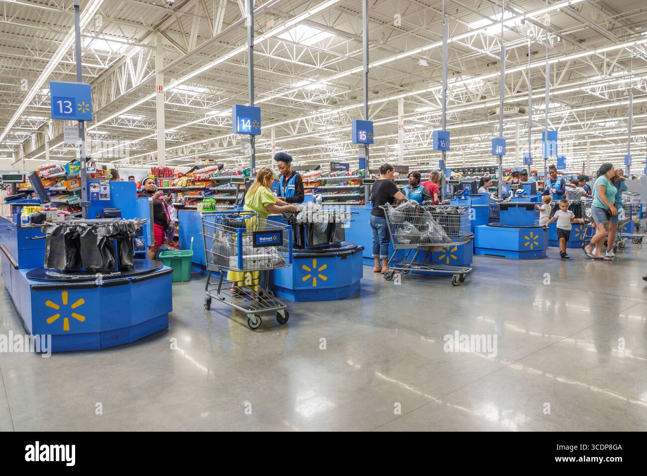 Miami Florida, NW 79th Street, Walmart Big-Box, grandi magazzini, negozi scontati, code al check-out, dipendenti delle cassiere nere africane, WO Foto Stock