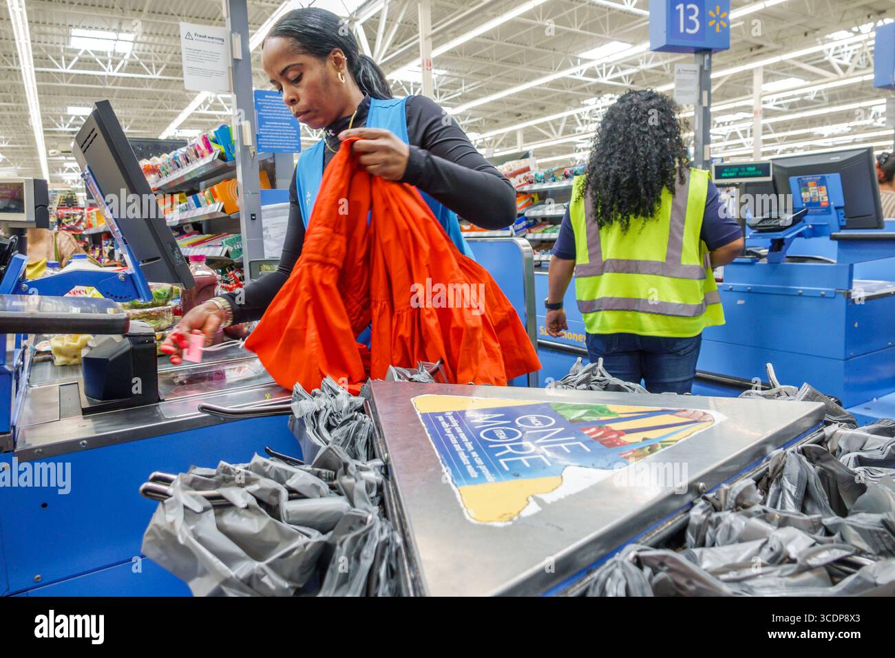 Miami, Florida, NW 79th Street, grandi magazzini Walmart, interni, coda alla cassa, Black African Woman dipendente cashi Foto Stock