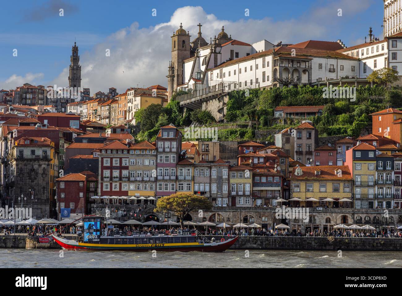 Vista sul Rio Douro verso la città vecchia di Porto, Portogallo. Foto Stock