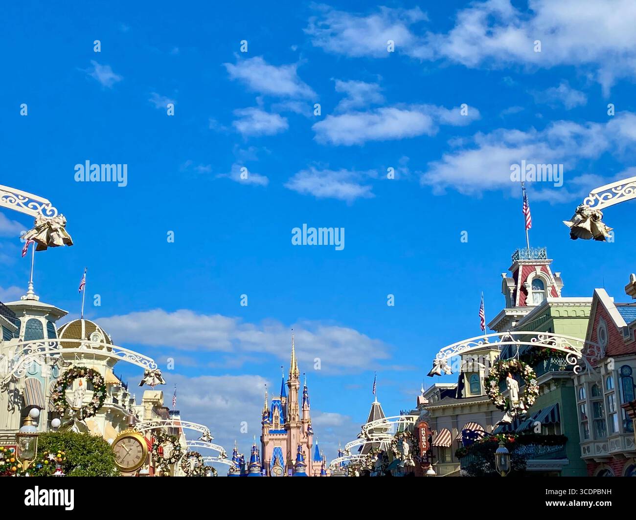 Main Street U.S.A nel Magic Kingdom Park di Walt Disney World è costeggiata da edifici colorati e vanta una splendida vista del Castello di Cenerentola. Foto Stock