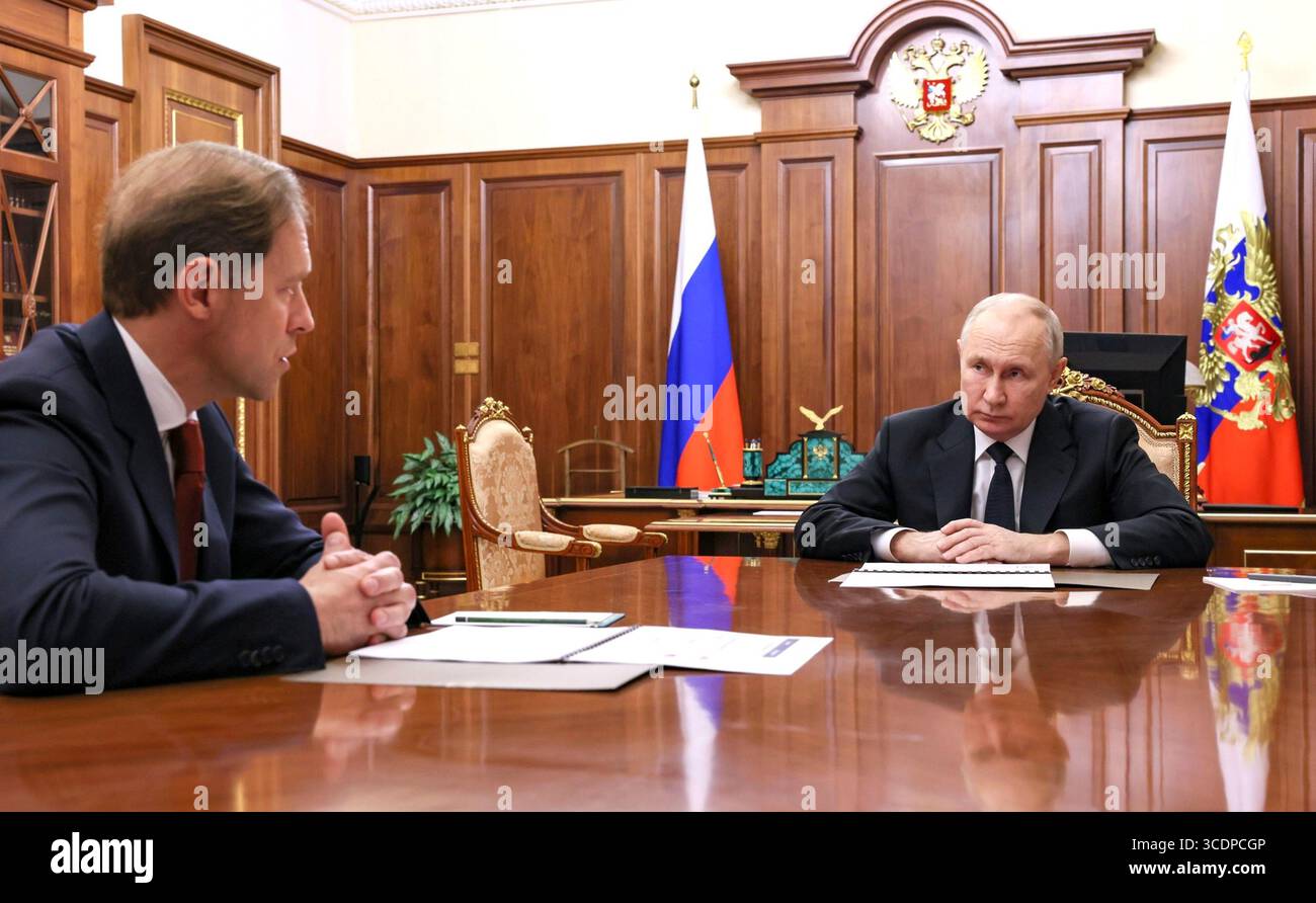 24 ottobre 2023, Mosca, Oblast' di Mosca, Russia: Il presidente russo Vladimir Putin, a destra, ascolta il ministro dell'industria e del commercio Denis Manturov, a sinistra, durante una riunione di lavoro al Cremlino, il 24 ottobre 2023 a Mosca, Russia. (Immagine di credito: © Gavriil Grigorov/Cremlino Pool/Planet Pix tramite ZUMA Press Wire) Foto Stock