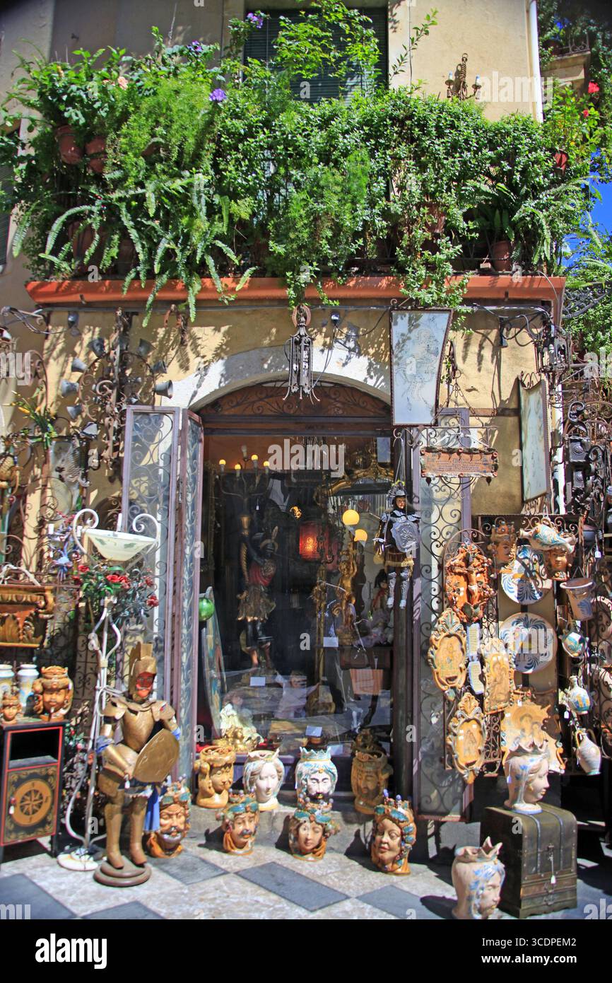 Teste e decorazioni in ceramica siciliana colorate all'esterno di un affascinante negozio di artigianato a Taormina, Italia. Foto Stock