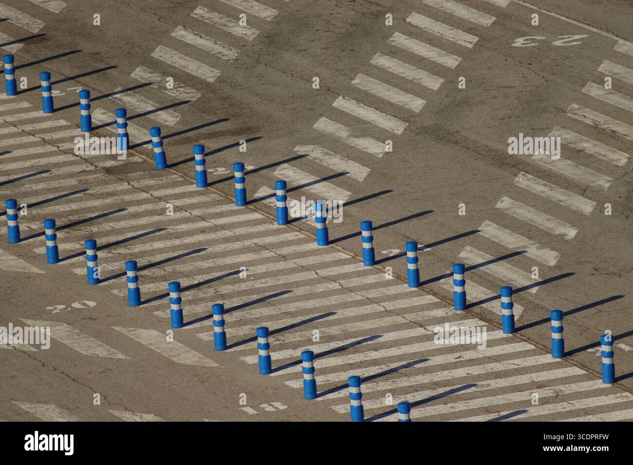 Un'immagine astratta composta da ombre e marcature di sicurezza sul molo presso il terminal delle navi da crociera di Barcellona aprile 2024. Foto Stock