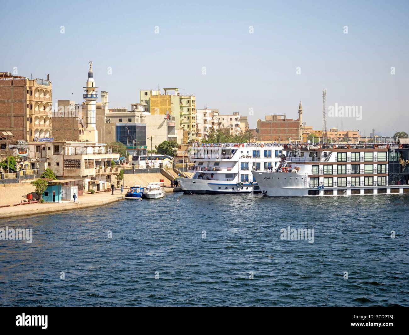 Navi da crociera sul Nilo attraccate a Edfu Foto Stock