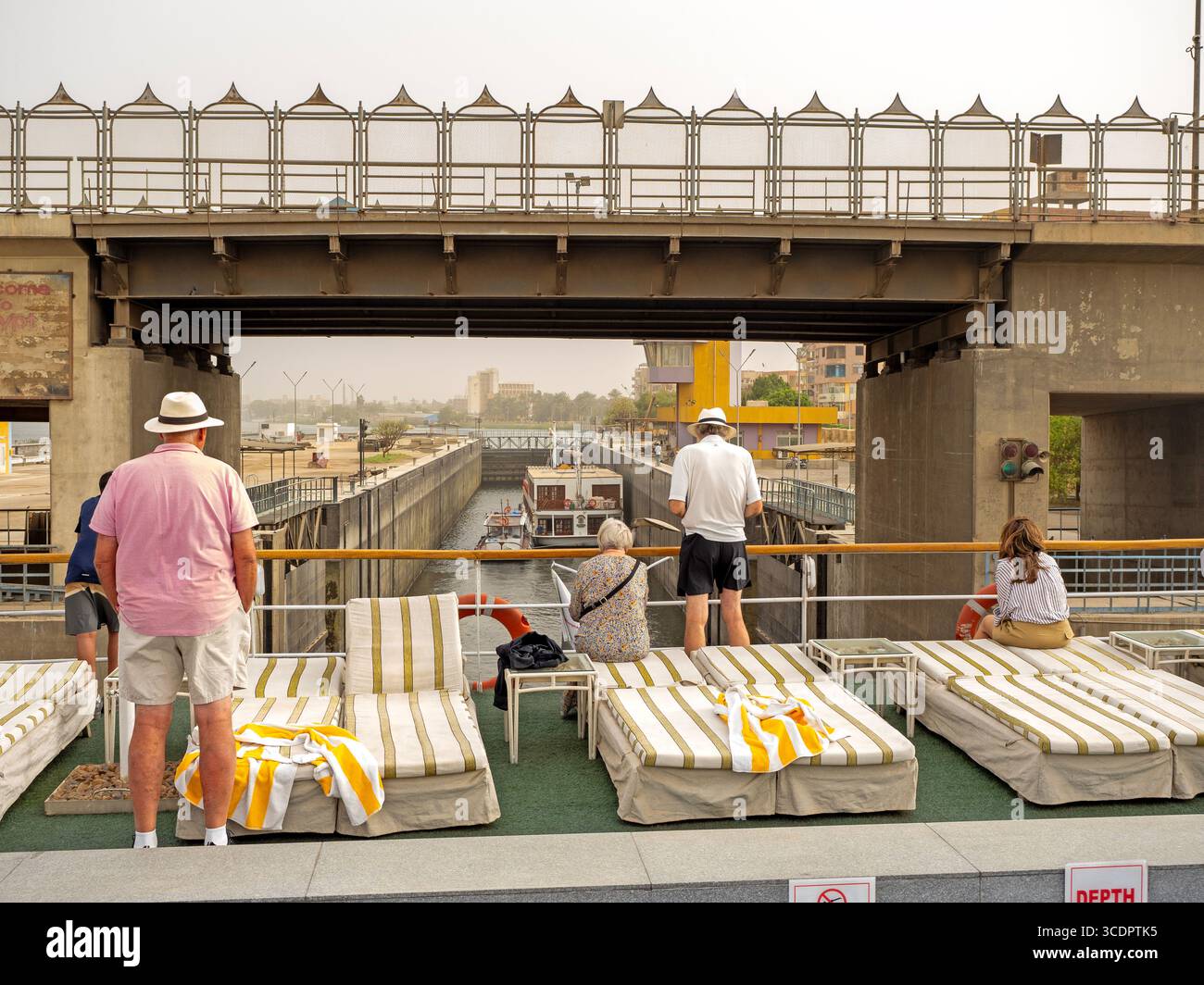 Barca da crociera sul Nilo che entra nella chiusa di Esna Foto Stock