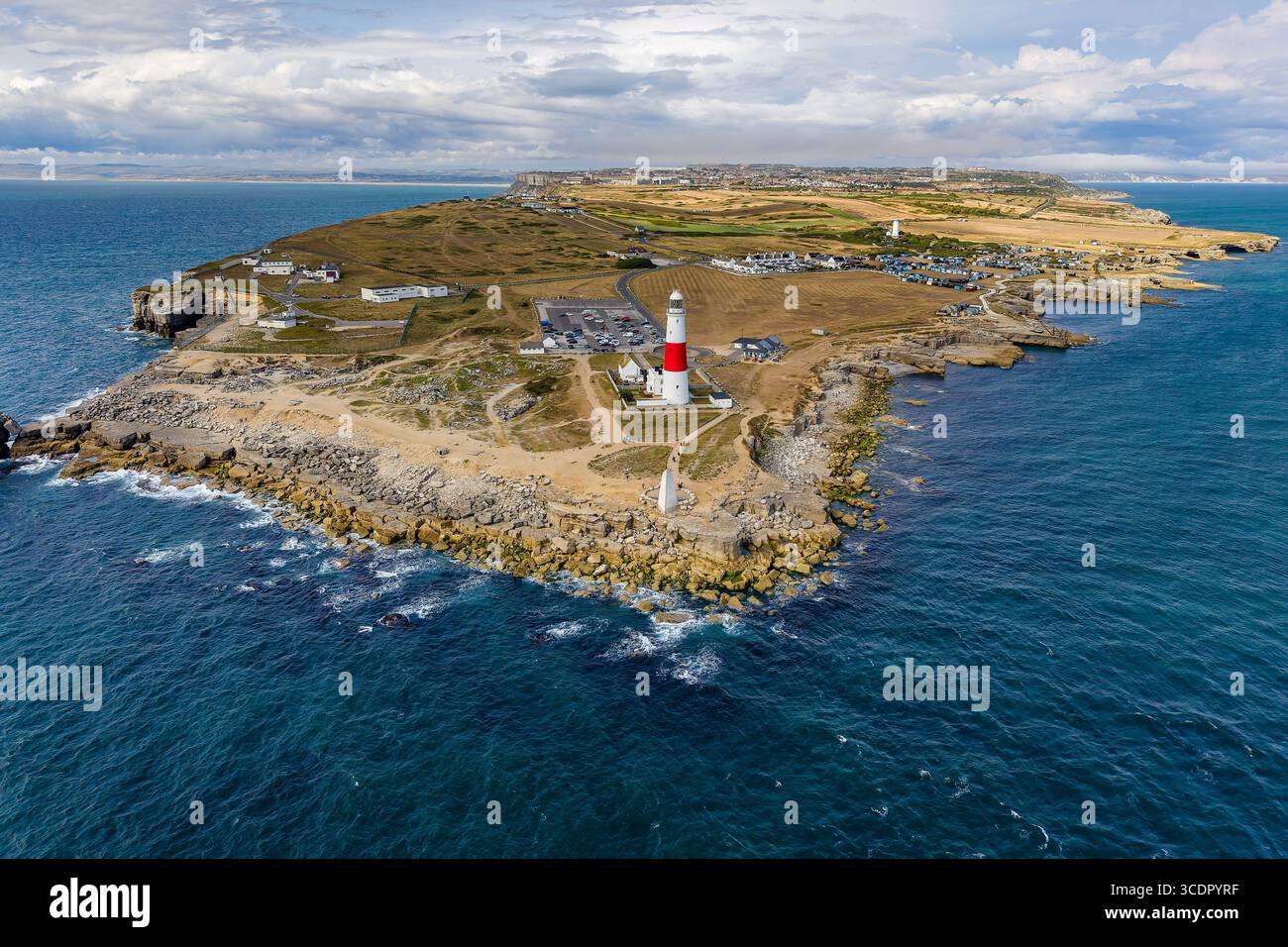 Vista aerea panoramica dell'iconico faro di Portland Bill sulla rocciosa Jurassic Coast. Foto Stock
