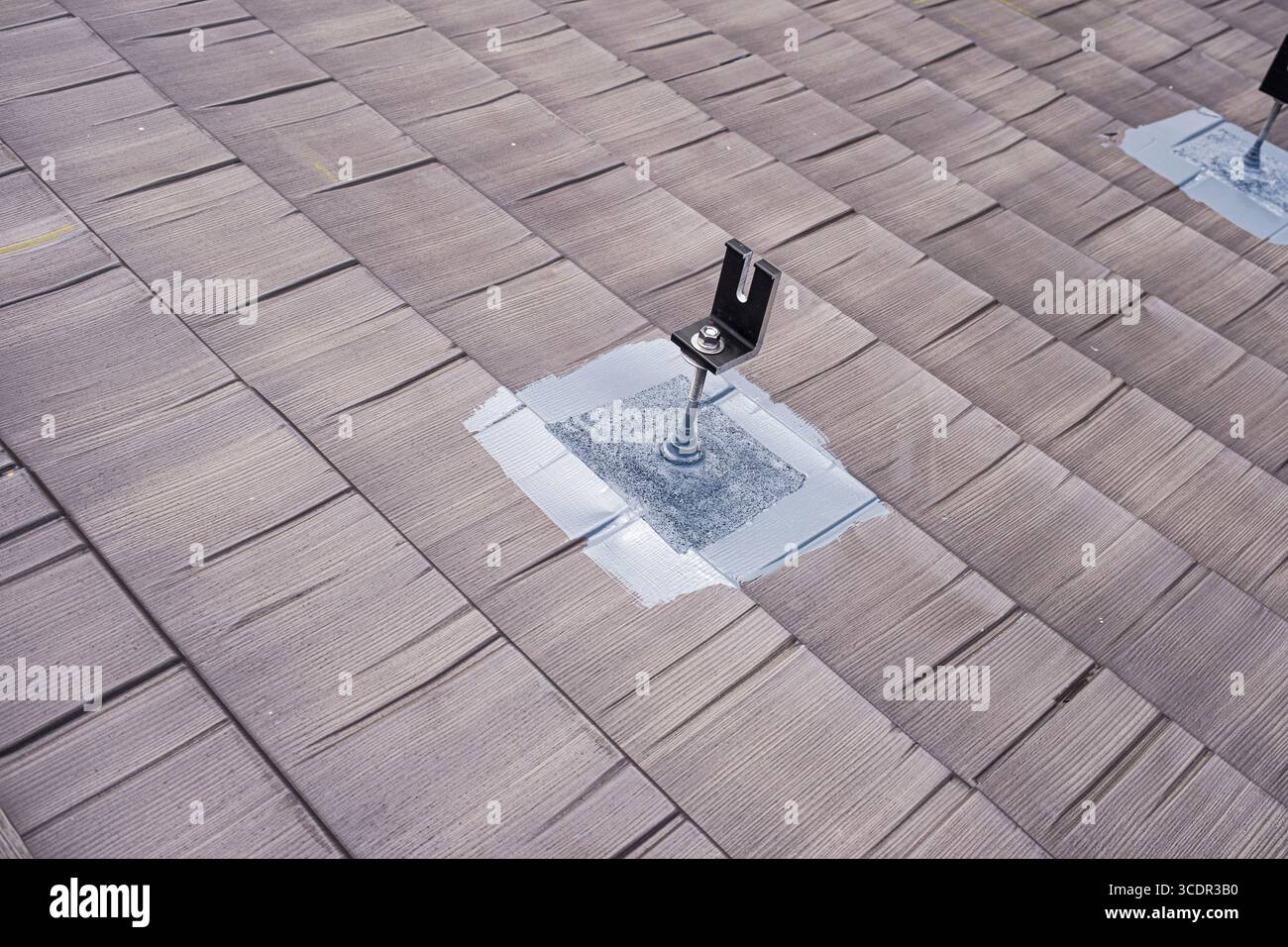 Bulloni di ancoraggio utilizzati per sostenere guide in alluminio che trattengono pannelli fotovoltaici impermeabili con membrana elastica sul tetto della casa, Honolulu, Oahu, Hawaii, Foto Stock