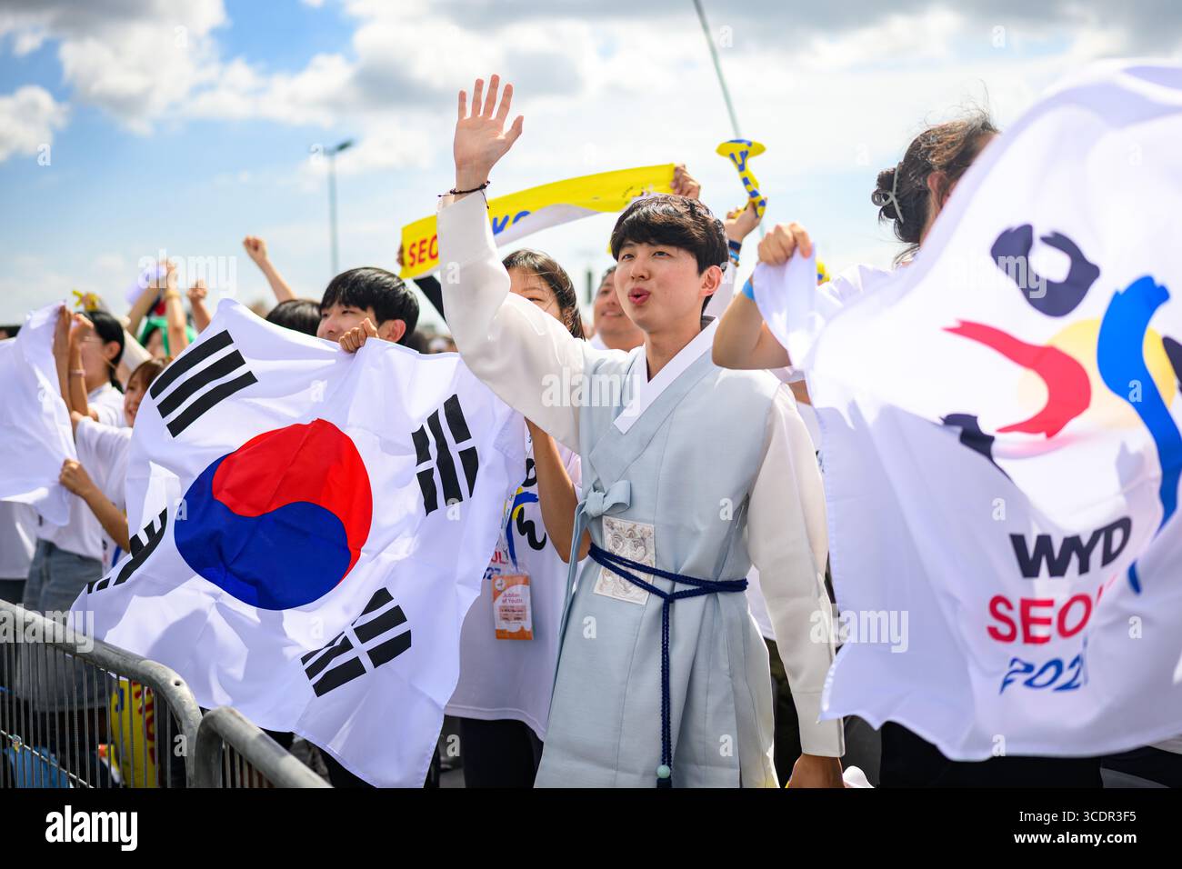 Giovani sudcoreani che esultano con gli striscioni "GMG Seoul 2027" dopo la messa di chiusura del Giubileo della Gioventù 2025 a Roma, Italia. Foto Stock