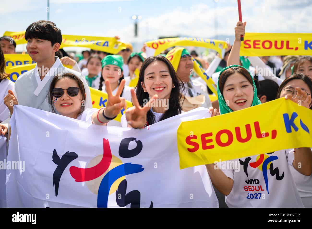 Giovani sudcoreani che esultano con gli striscioni "GMG Seoul 2027" dopo la messa di chiusura del Giubileo della Gioventù 2025 a Roma, Italia. Foto Stock
