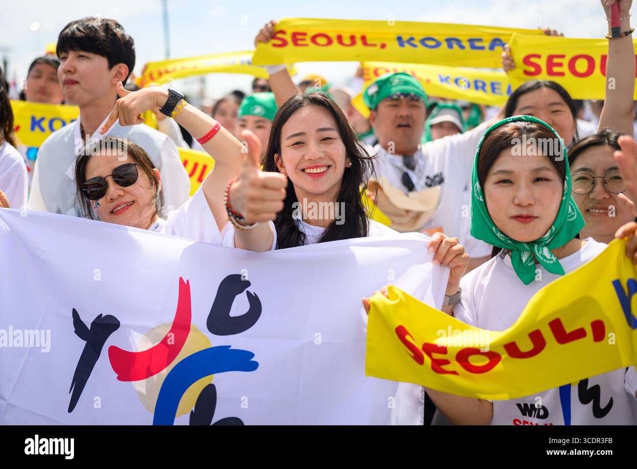 Giovani sudcoreani che esultano con gli striscioni "GMG Seoul 2027" dopo la messa di chiusura del Giubileo della Gioventù 2025 a Roma, Italia. Foto Stock