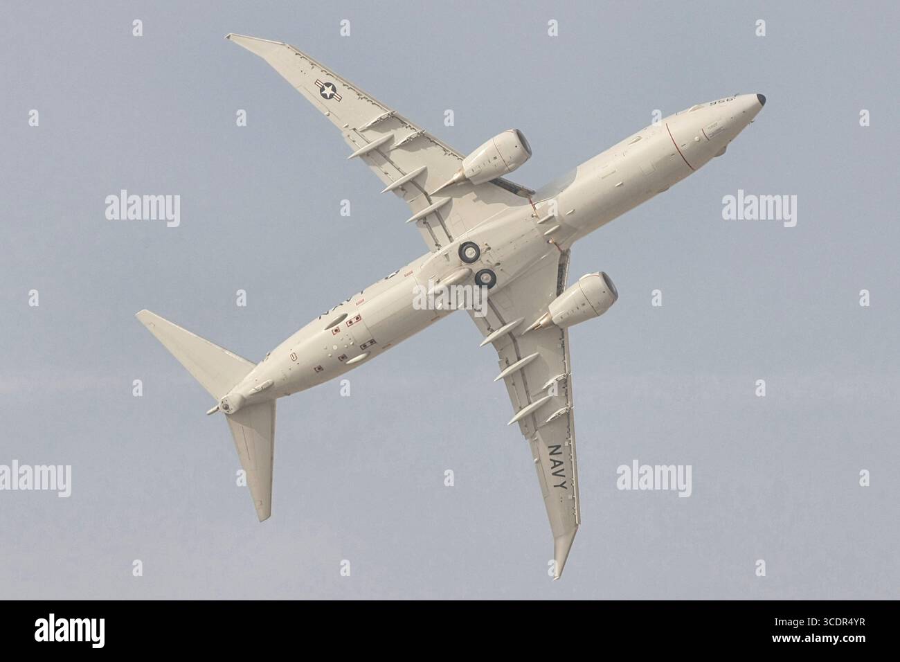 Velivoli militari della Marina DEGLI STATI UNITI che eseguono manovre aeree nel cielo, potenti motori a reazione, tecnologia dell'aviazione di difesa, forze armate e concetto di potenza aerea. Foto Stock