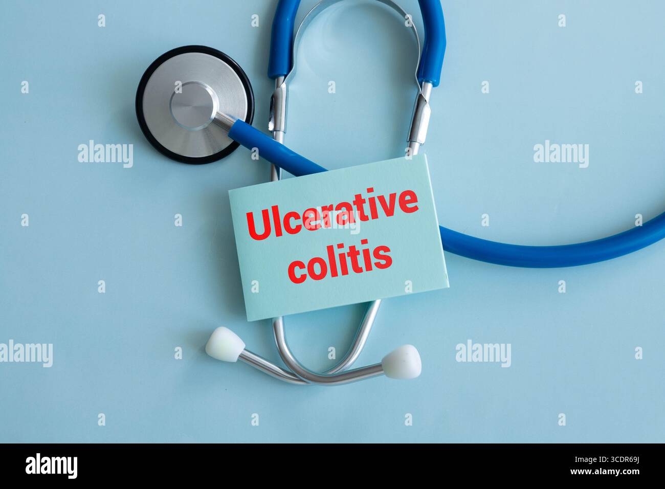 Colite ulcerosa scrivere su note appiccicose isolate su tavola di legno. Concetto medico o sanitario Foto Stock