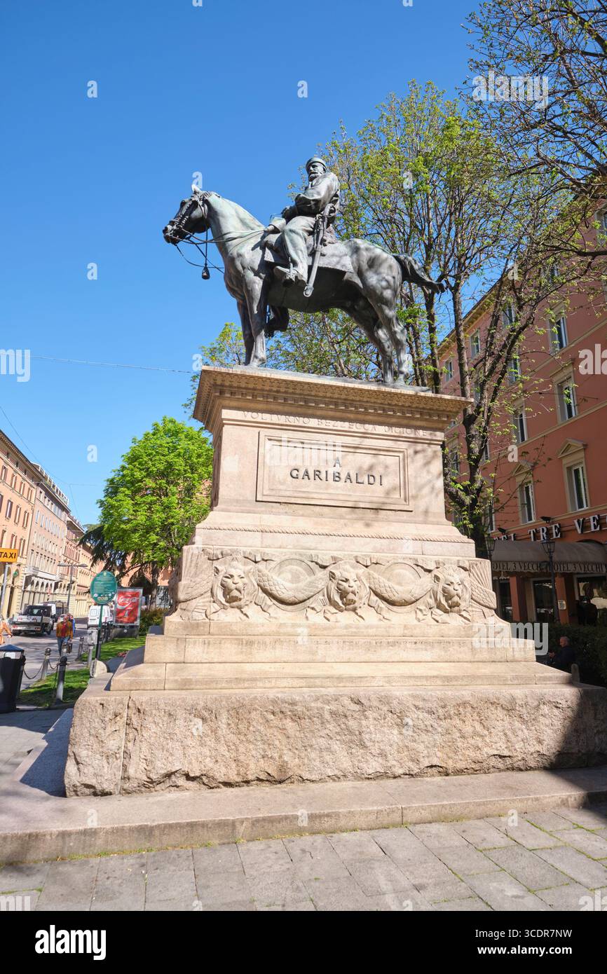 Una statua, scultura del generale, patriota, leader, Giuseppe Garibaldi, di Arnaldo Zocchi. In via indipendenza, a Bologna, Italia. Foto Stock