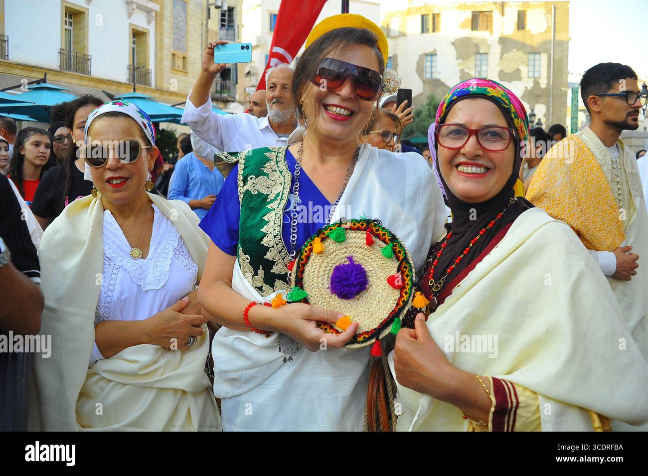 Tunisi, Tunisia. 13 agosto 2025. Le donne tunisine in costumi tradizionali sono ritratte durante la celebrazione annuale della giornata nazionale della donna a Tunisi, in Tunisia, il 13 agosto 2025. Crediti: Adel Ezzine/Xinhua/Alamy Live News Foto Stock