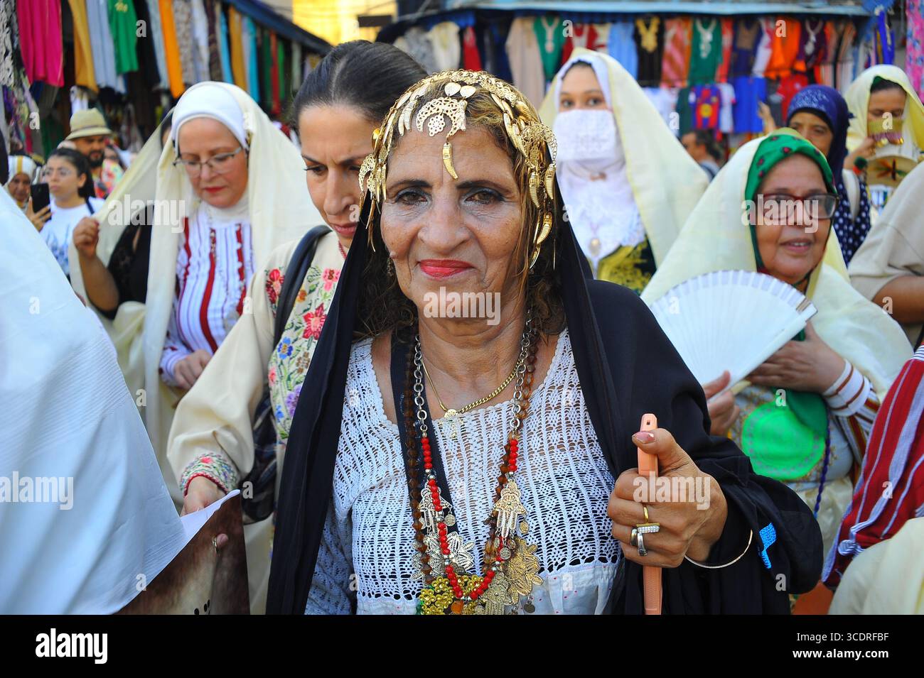 Tunisi, Tunisia. 13 agosto 2025. Le donne tunisine in costumi tradizionali sono ritratte durante la celebrazione annuale della giornata nazionale della donna a Tunisi, in Tunisia, il 13 agosto 2025. Crediti: Adel Ezzine/Xinhua/Alamy Live News Foto Stock