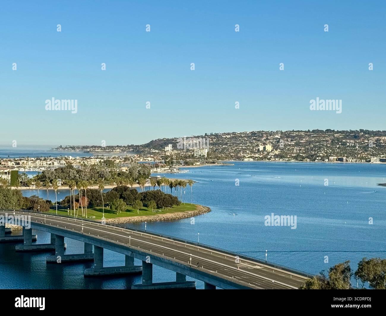 W Mission Bay Drive conduce al Ventura Cover Park nella comunità di Mission Bay di San Diego. Foto Stock