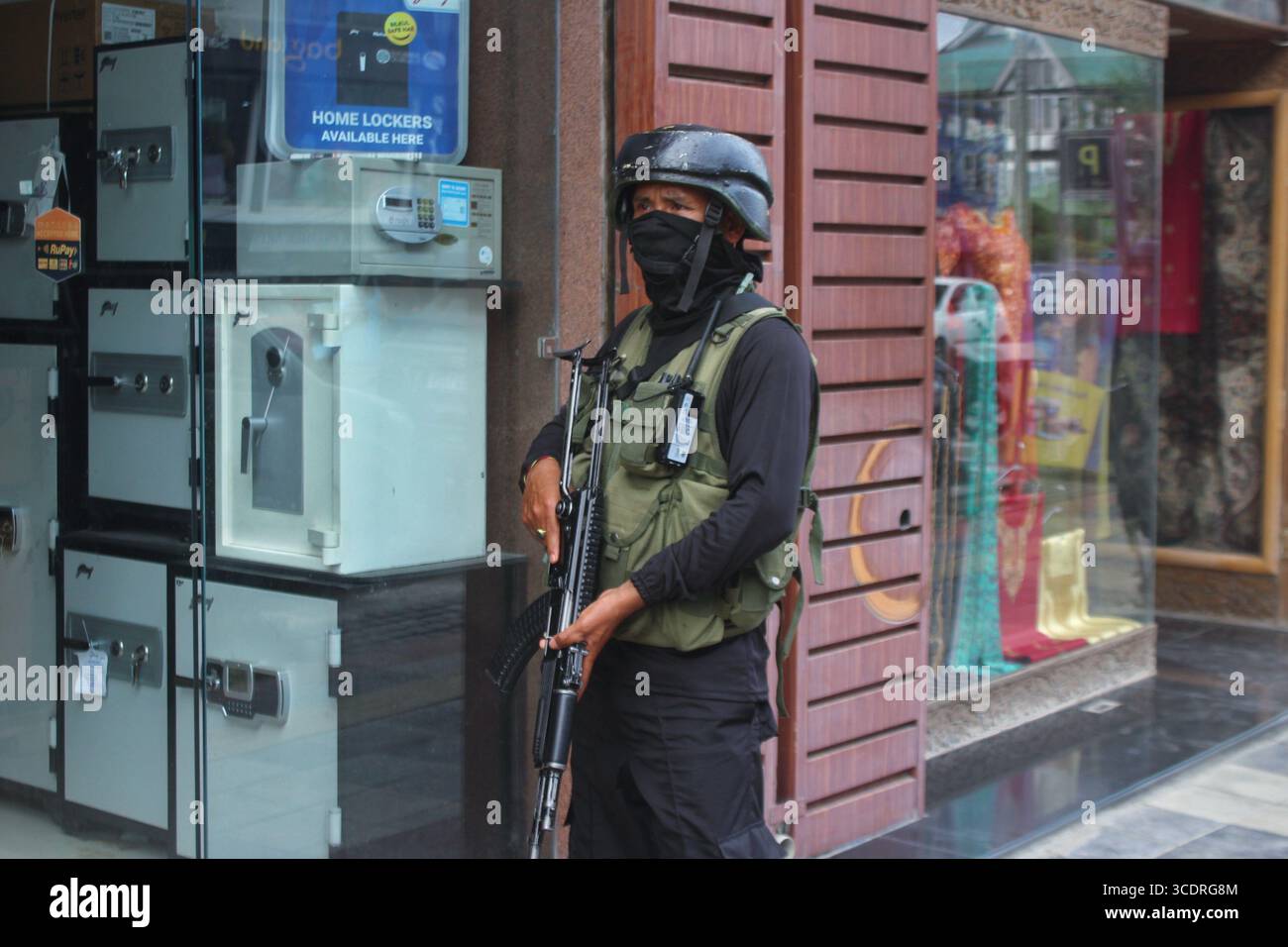 Il personale di sicurezza indiano è di guardia mentre le autorità stringono le misure di sicurezza a Srinagar il 14 agosto 2025 in vista del giorno dell'indipendenza 2025. Foto Stock