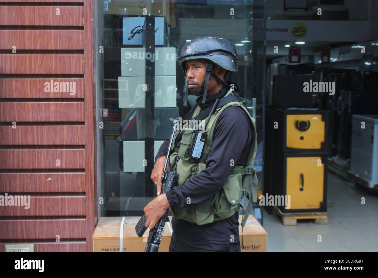 Il personale di sicurezza indiano è di guardia mentre le autorità stringono le misure di sicurezza a Srinagar il 14 agosto 2025 in vista del giorno dell'indipendenza 2025. Foto Stock