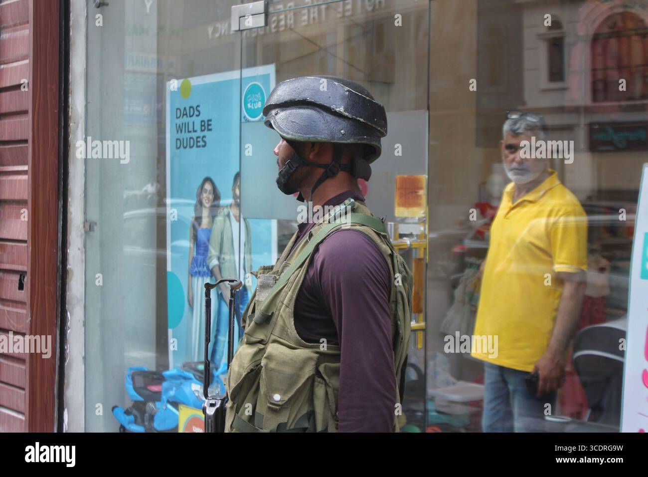 Il personale di sicurezza indiano è di guardia mentre le autorità stringono le misure di sicurezza a Srinagar il 14 agosto 2025 in vista del giorno dell'indipendenza 2025. Foto Stock
