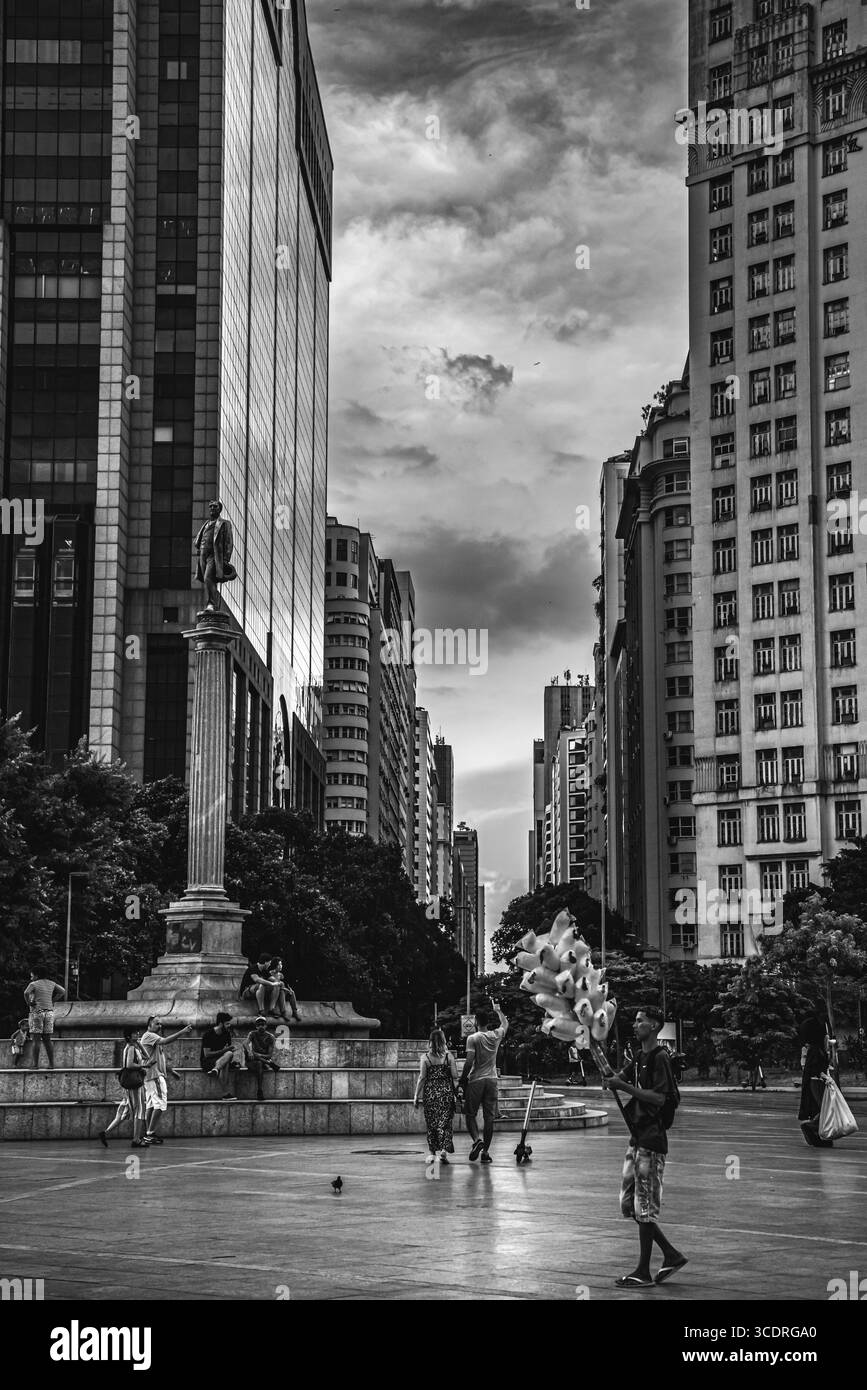 Scena monocromatica di Street Vendor che vende Candy di cotone a Mauá, Rio de Janeiro, Brasile Foto Stock