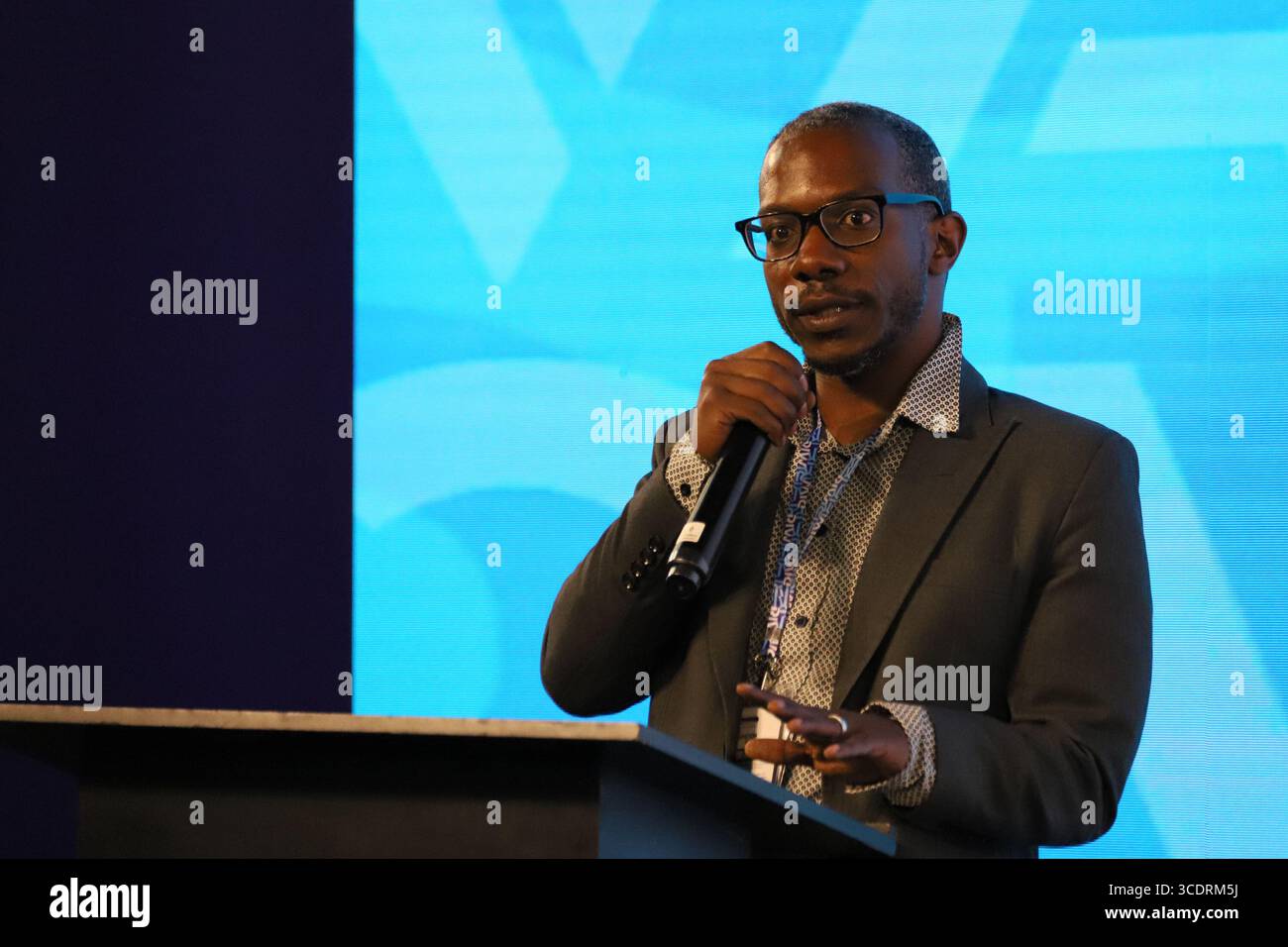 Rio De Janeiro, Brasile. 13 agosto 2025. James Daniel Whitfield, fisico teorico e Professore associato di fisica e Astronomia al Dartmouth College, durante la Rio Innovation Week, presso Pier Mauá, nel centro di Rio de Janeiro, questo mercoledì 13. Crediti: Brasile Photo Press/Alamy Live News Foto Stock