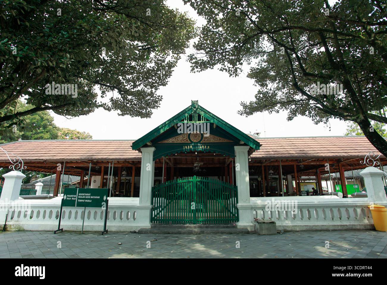 La splendida facciata della grande moschea Kotagede con alberi ombrosi nel suo cortile. Foto Stock