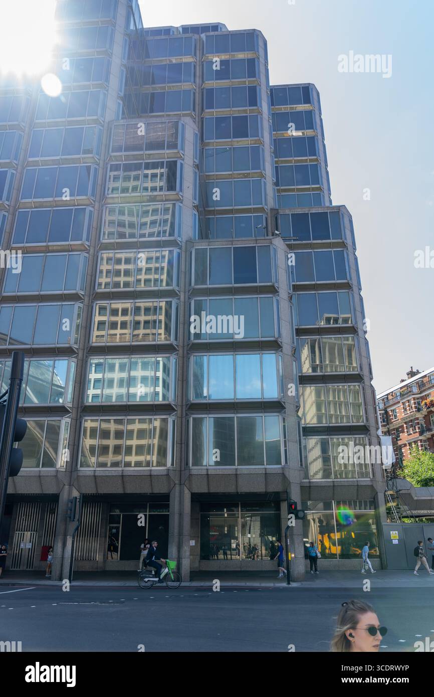 Londra Regno Unito - 3 luglio 2025; esterno dal livello della strada di un edificio di stile modernista con un design distintivo con vetro e granito al 123 Vict Foto Stock