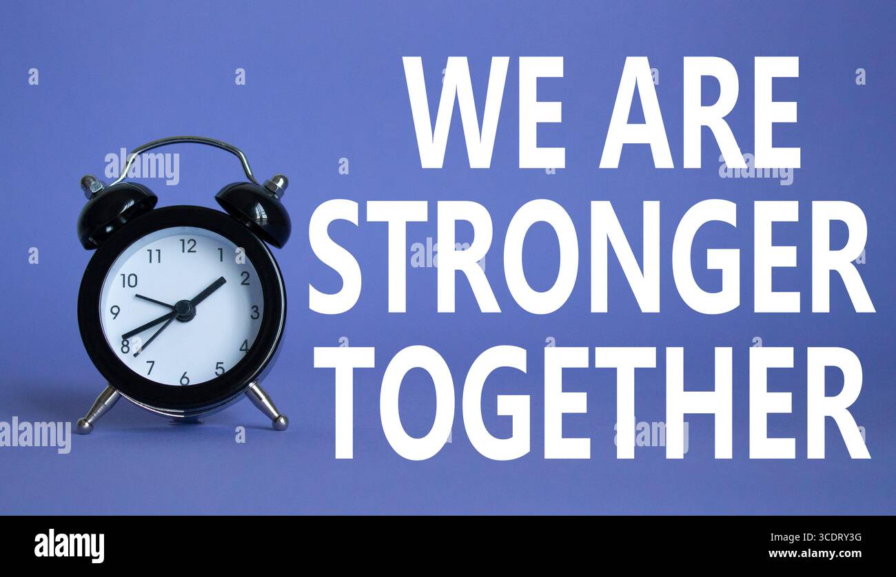 Siamo simbolo insieme più forti. Bellissimo sfondo viola con sveglia con parole che siamo più forti insieme. Gli affari e noi siamo più forti Foto Stock