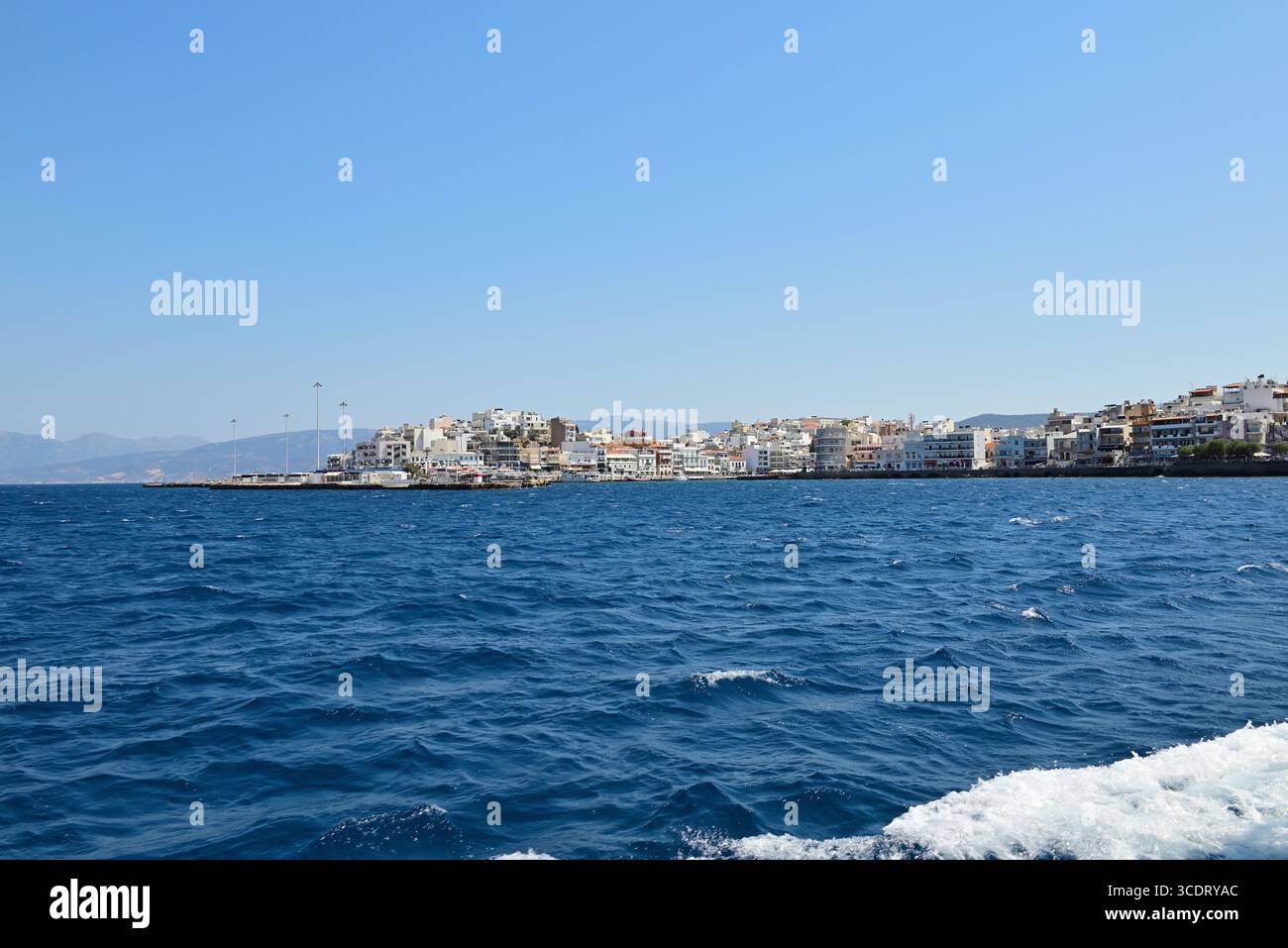 Vista di Agios Nikolaos a Creta, Grecia, fotografata da una barca Foto Stock