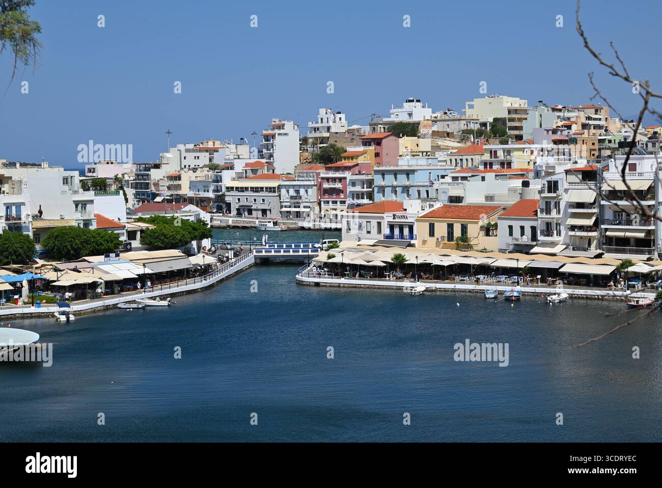 Vista di Agios Nikolaos a Creta, Grecia, fotografata da una barca Foto Stock