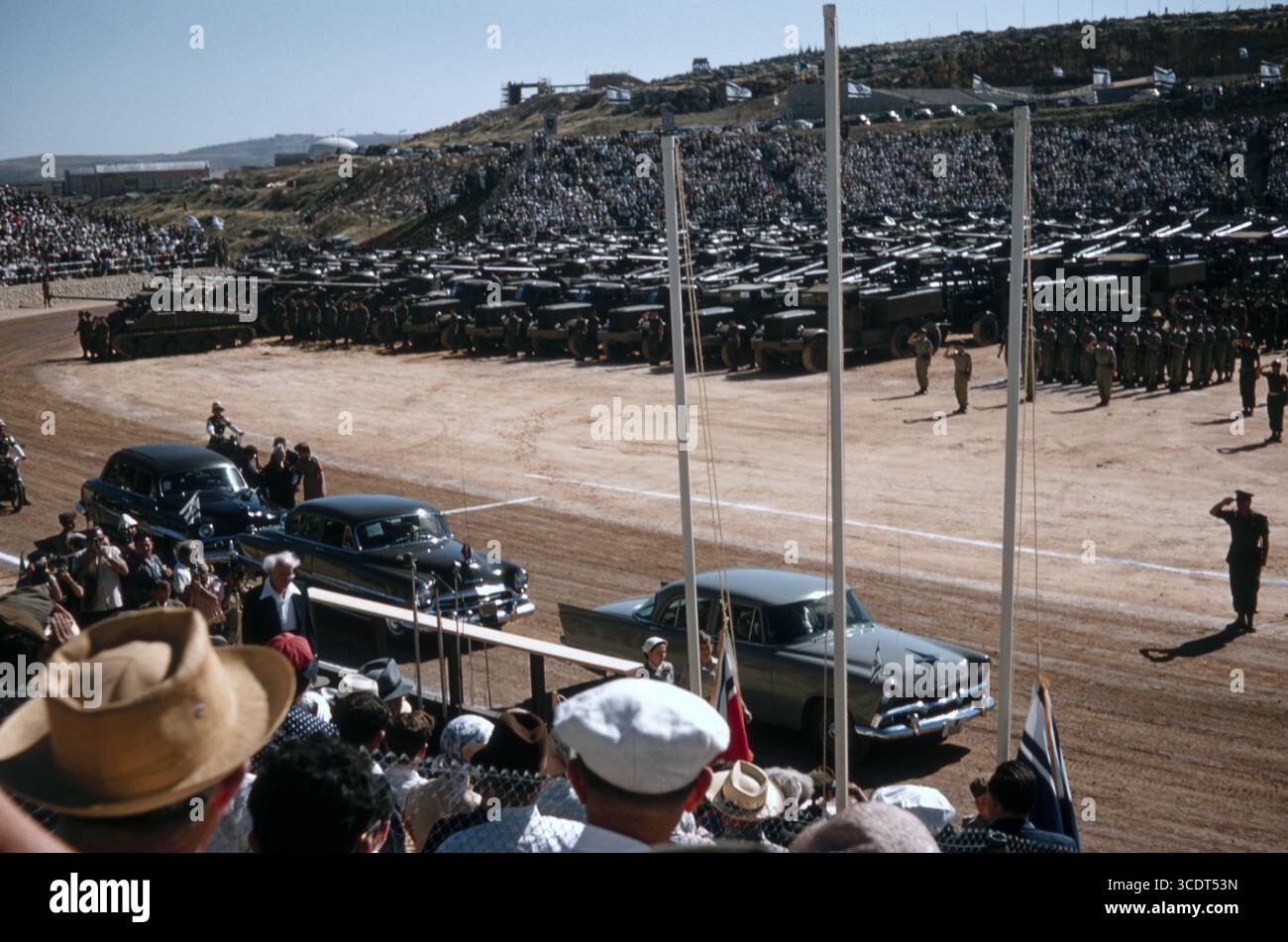 Israele Defence Forces (IDF) carro medio M4A1 M4A4 Sherman / M50 Super Sherman - 10° anniversario dell'indipendenza 24 maggio 1958 - Parata militare - Jerusalem Hebrew University Stadium Foto Stock