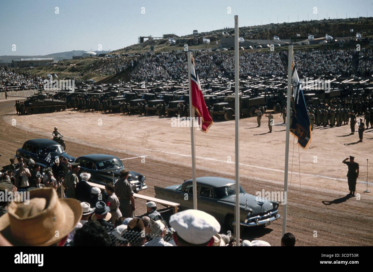 Israele Defence Forces (IDF) carro medio M4A1 M4A4 Sherman / M50 Super Sherman - 10° anniversario dell'indipendenza 24 maggio 1958 - Parata militare - Jerusalem Hebrew University Stadium Foto Stock