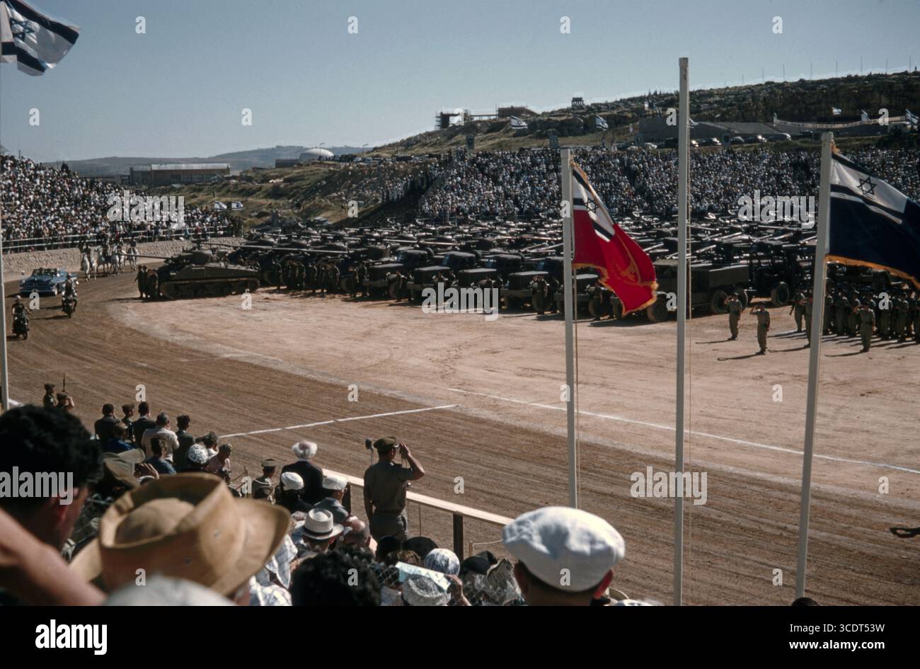 Israele Defence Forces (IDF) carro medio M4A1 M4A4 Sherman / M50 Super Sherman - 10° anniversario dell'indipendenza 24 maggio 1958 - Parata militare - Jerusalem Hebrew University Stadium Foto Stock