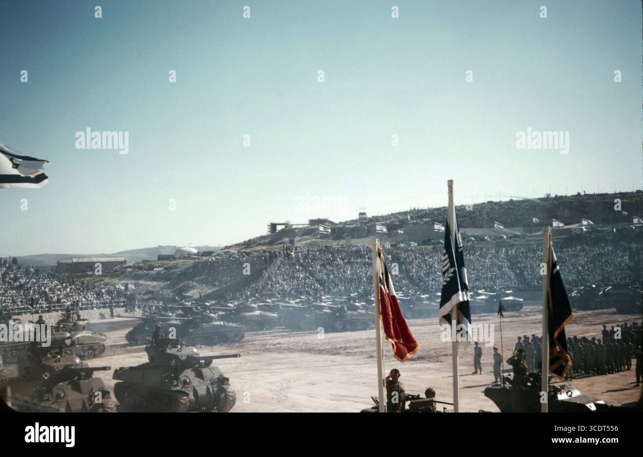 Israele Defence Forces (IDF) carro medio M4A1 M4A4 Sherman / M50 Super Sherman - 10° anniversario dell'indipendenza 24 maggio 1958 - Parata militare - Jerusalem Hebrew University Stadium Foto Stock