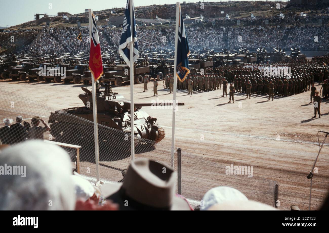 Israele Defence Forces (IDF) carro medio M4A1 M4A4 Sherman / M50 Super Sherman - 10° anniversario dell'indipendenza 24 maggio 1958 - Parata militare - Jerusalem Hebrew University Stadium Foto Stock