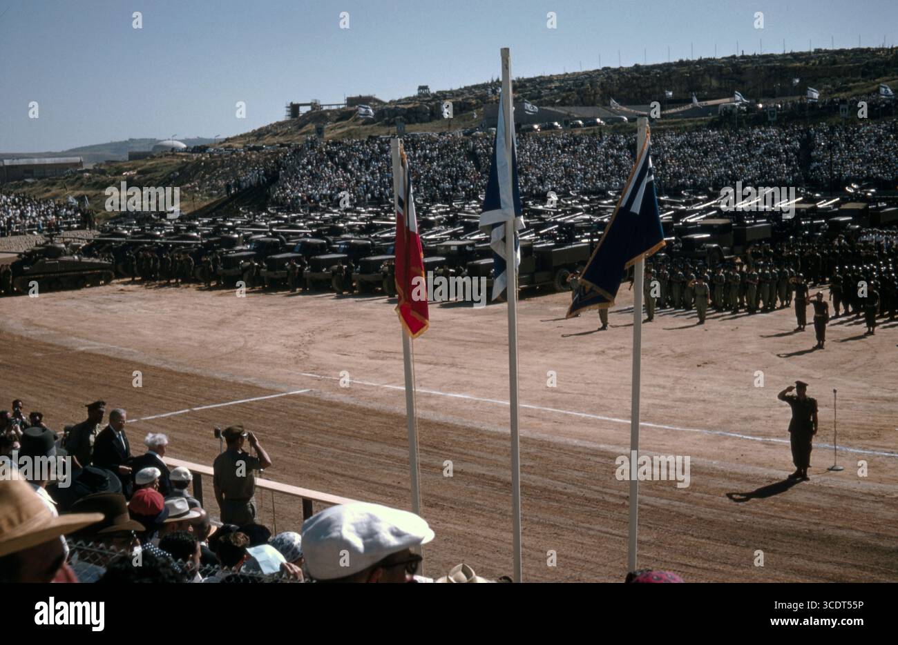 Israele Defence Forces (IDF) carro medio M4A1 M4A4 Sherman / M50 Super Sherman - 10° anniversario dell'indipendenza 24 maggio 1958 - Parata militare - Jerusalem Hebrew University Stadium Foto Stock