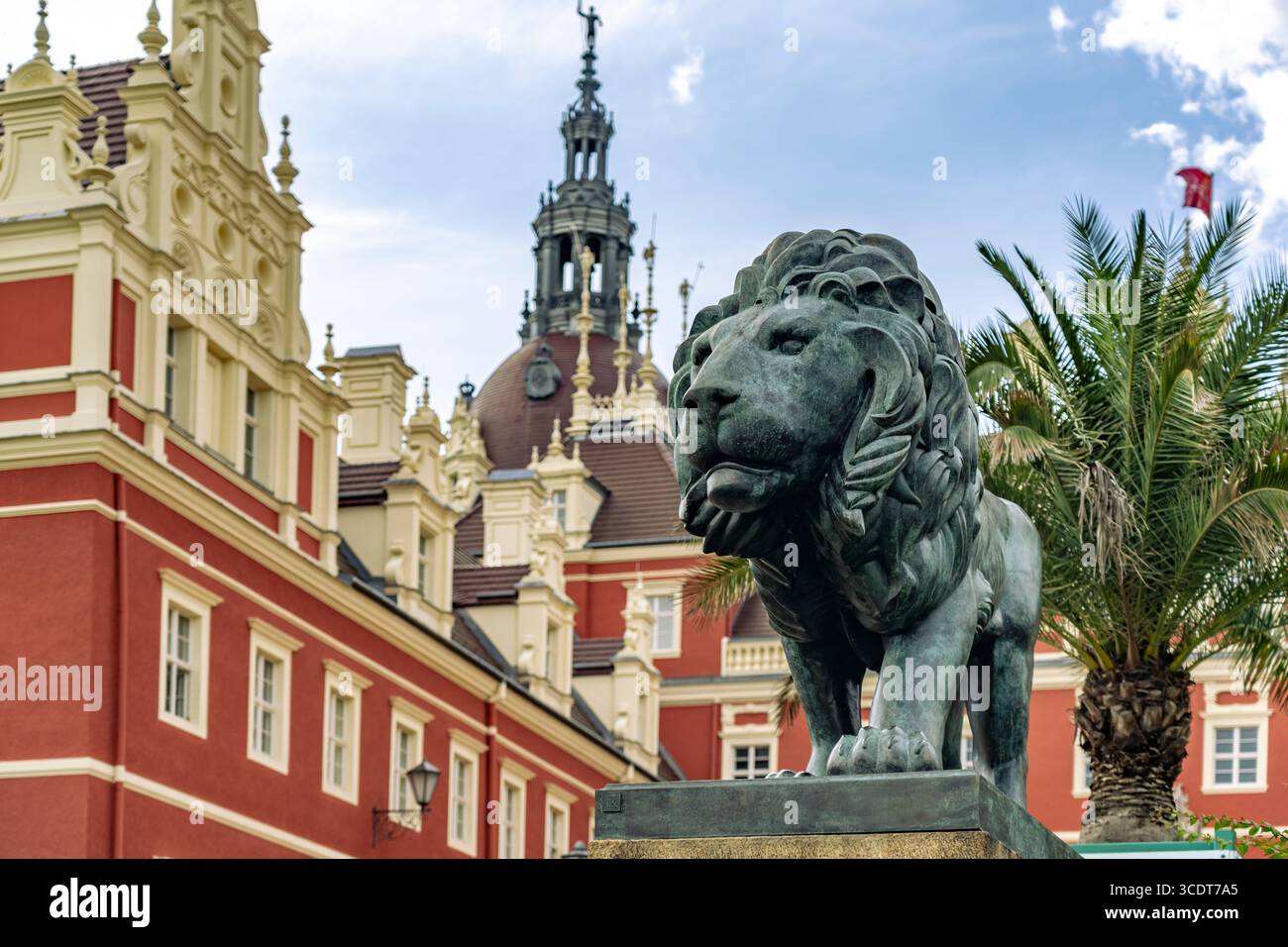 Löwe vor dem Schloss Muskau in der UNESCO-Welterbestätte Muskauer Park oder Park Mużakowski a Bad Muskau, Oberlausitz, Sachsen, Deutschland | Lion S Foto Stock