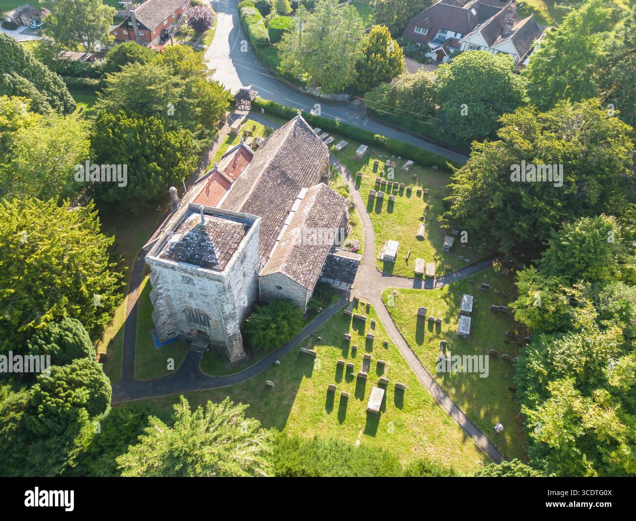 Vista aerea della chiesa parrocchiale di San Pietro ardentemente. Un edificio classificato di grado 1 risalente al XIV secolo Foto Stock