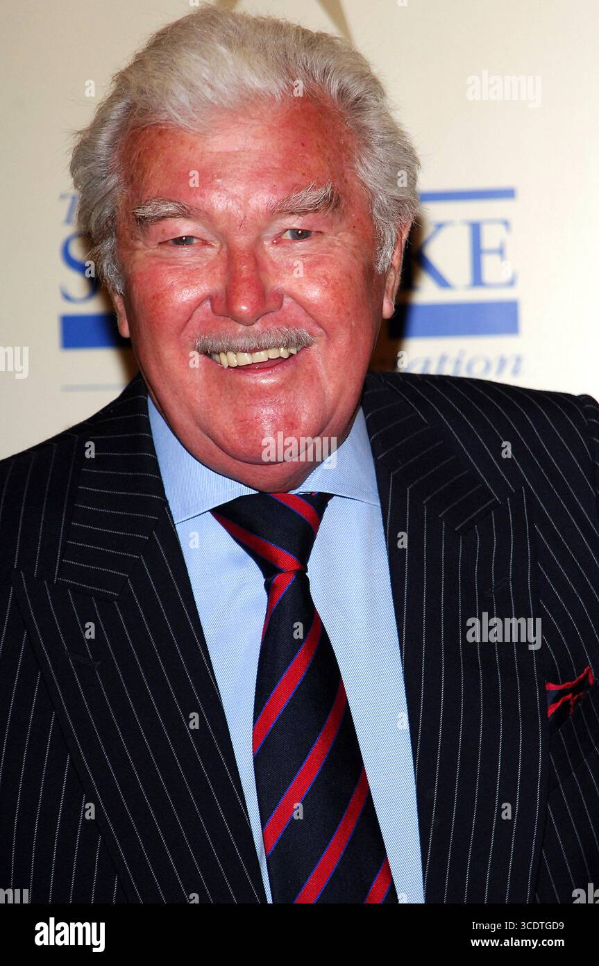 Dickie Davies ai Life After Stroke Awards di Londra - 25 giugno 2008 Foto Stock