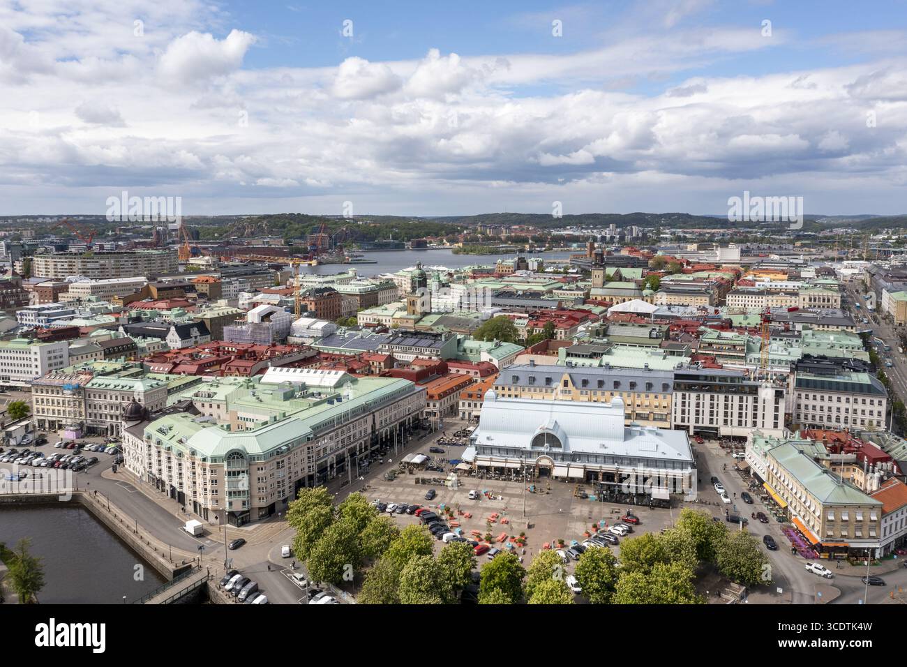 Vista aerea del vivace paesaggio urbano con la sua miscela di architettura classica e moderna, che rivela il fascino storico di Goteborg sotto un vasto cielo nuvoloso, Goteborg, Vastra Gotaland, Svezia. Foto Stock